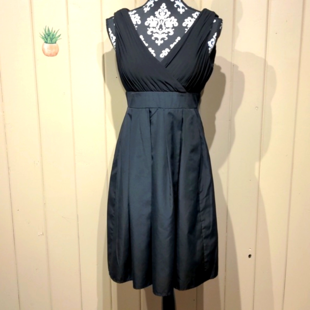 sz 8 v-neck sleeveless faux wrap zip up back w pockets hidden in front pleats